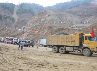 Lao động trên công trường những ngày Xuân Quý tị