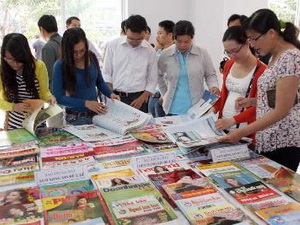 Độc giả xem báo Xuân.