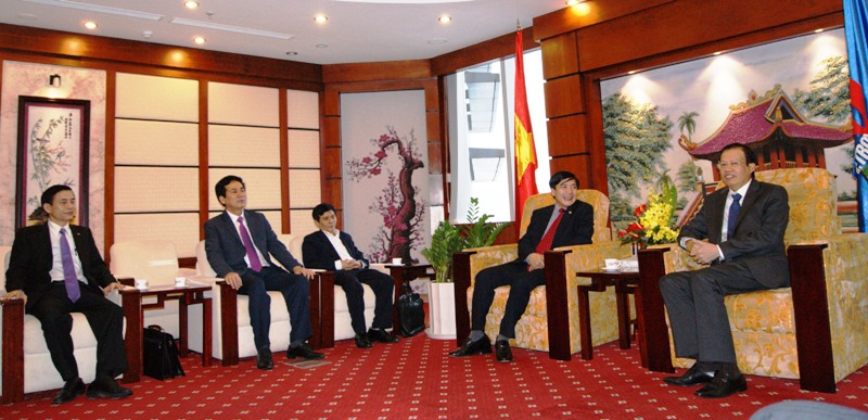 Đồng chí Bí thư Đảng ủy Khối thăm, chúc Tết tại Tập đoàn Dầu khí quốc gia Việt Nam.