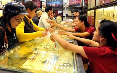 Nhiều người dân mua vàng với tâm lý lấy may đầu năm mới.