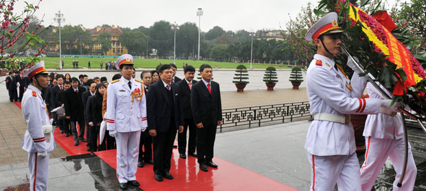 Đoàn đại biểu Đảng bộ VietinBank vào viếng Lăng Bác.