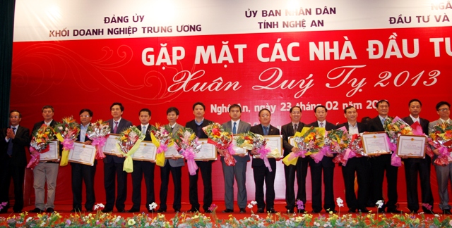 Đồng chí Trần Thanh Khê, Ủy viên Ban Thường vụ, Trưởng Ban Tuyên giáo Đảng ủy Khối Doanh nghiệp Trung ương (đứng thứ Tư từ trái qua) thay mặt Đảng bộ Khối nhận bằng khen của Ủy ban Nhân dân Tỉnh Nghệ An