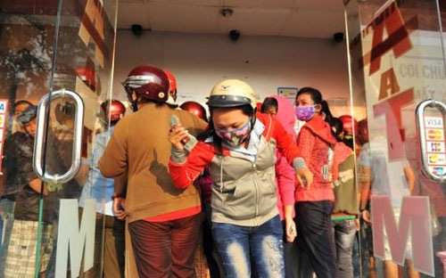 Chính sách thu phí ATM sẽ giúp cải thiện chất lượng phục vụ trong thời gian tới?