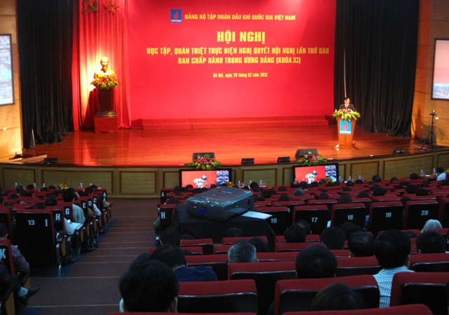 Đồng chí Bùi Văn Thạch - Phó Trưởng Ban Kinh tế Trung ương báo cáo về chuyên đề “Tiếp tục sắp xếp, đổi mới và nâng cao hiệu quả doanh nghiệp Nhà nước”