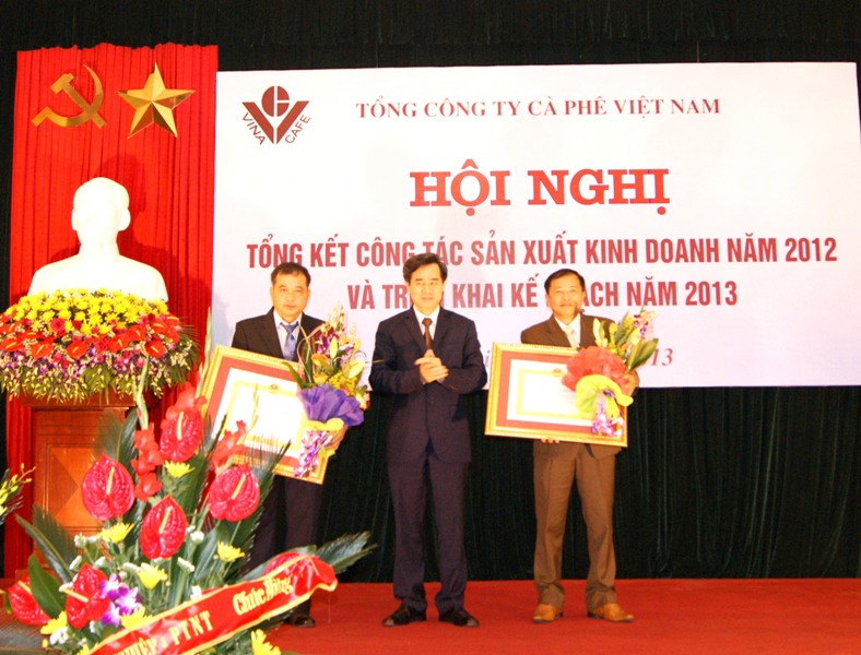 Đại diện các tập thể, cá nhân có thành tích xuất sắc nhận khen thưởng.