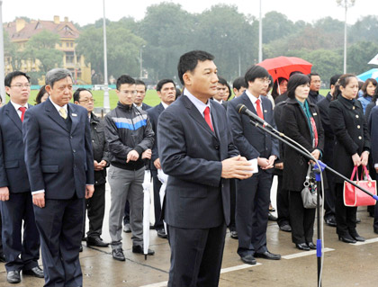 Bí thư Đảng ủy, Chủ tịch HĐQT VietinBank Phạm Huy Hùng báo công dâng Bác.