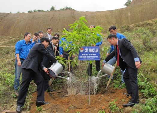 Đồng chí Bùi Văn Cường cùng đoàn viên, thanh niên trồng cây tại Khu di tích lịch sử cách mạng ATK  