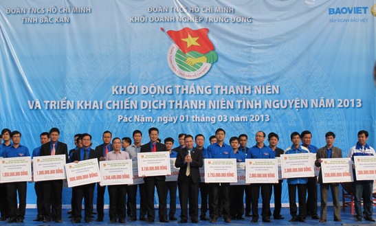 Đồng chí Hồ Xuân Trường - Bí thư Đoàn Khối Doanh nghiệp Trung ương tiếp nhận biểu trưng giá trị đăng ký thực hiện an sinh xã hội năm 2013 của các cơ sở Đoàn trong Khối 