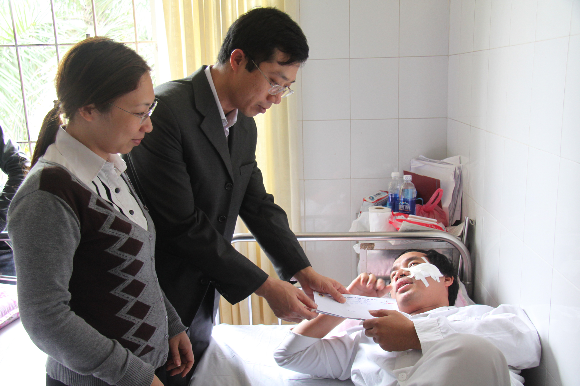  Ngay sau khi sự việc xảy ra, lãnh đạo Tổng công ty Điện lực TP. Hà Nội đã đến động viên, thăm hỏi anh Huỳnh Ảnh: Trung Dũng