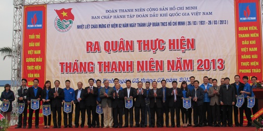 Đại diện lãnh đạo PVN trao cờ lệnh cho các cơ sở đoàn