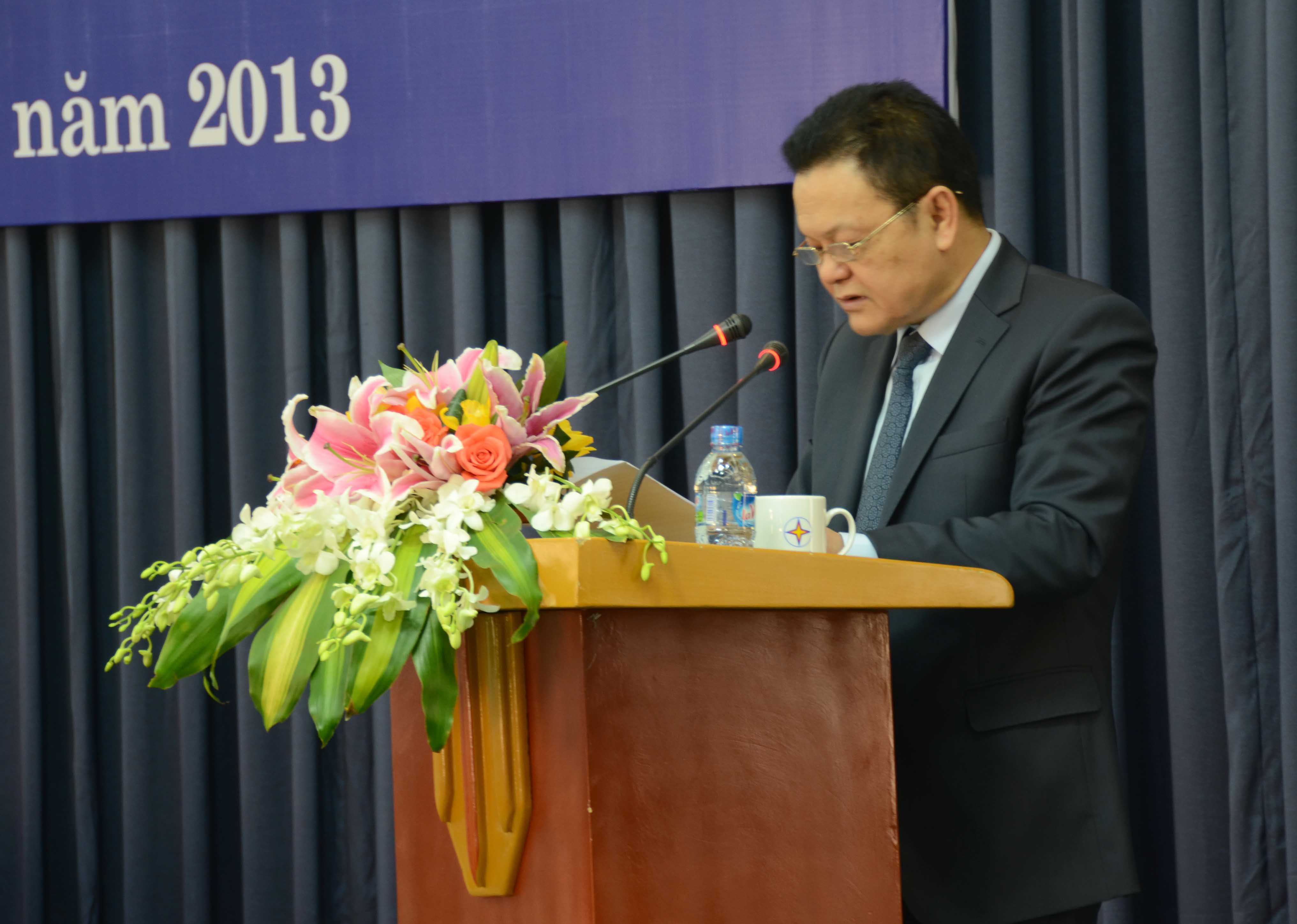 Tổng giám đốc EVN Phạm Lê Thanh nhấn mạnh tầm quan trọng của nhiệm vụ kinh doanh trong năm 2013 - Ảnh: V.Long