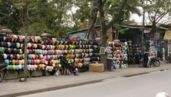 Cần có biện pháp xử lý ngay việc bày bán mũ bảo hiểm không đảm bảo chất lượng tràn lan trên các đường giao thông, hè phố
