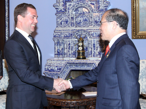 Chủ tịch Quốc hội Nguyễn Sinh Hùng hội kiến Thủ tướng Nga Medvedev