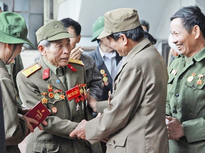 Niềm vui hội ngộ của những cựu binh sau 40 năm.