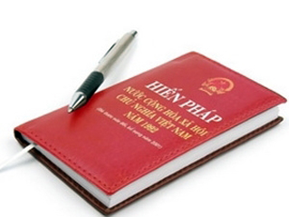 Nay Điều 4 đã được khái niệm cụ thể trong 3 khoản (khoản 1, khoản 2, khoản 3) quy định Đảng phải nằm trong nhân dân, Đảng lãnh đạo là lãnh đạo đường lối chứ không phải đứng trên nhân dân.