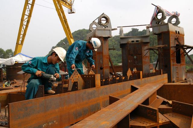 Theo nhận định của các chuyên gia kinh tế, với việc sửa đổi Hiến pháp lần này, khẳng định lại vị trí, vai trò của kinh tế Nhà nước, chắc chắn các DNNN sẽ phải thu hẹp qui mô, chỉ đầu tư vào những lĩnh vực then chốt.