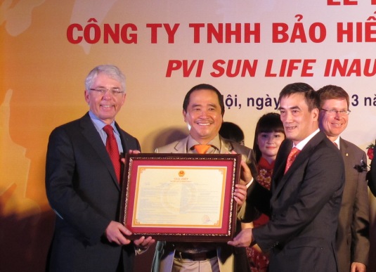 Thứ trưởng Bộ Tài chính Trần Xuân Hà trao Giấy chứng nhận thành lập PVI Sun Life cho Tổng giám đốc PVI Bùi Vạn Thuận và Chủ tịch kiêm Tổng giám đốc Sun Life Financial Dean Conner