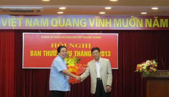Đồng chí Trần Lưu Hải - Ủy viên Trung ương Đảng, Phó Trưởng Ban Thường trực Ban Tổ chức Trung ương trao Quyết định Phó Bí thư Đảng ủy Khối cho đồng chí Bùi Đức Lợi