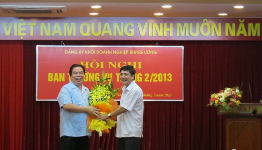 Đồng chí Bùi Văn Cường - Bí thư Đảng ủy Khối đã tặng hoa và chúc mừng đồng chí Bùi Đức Lợi nhận nhiệm vụ mới