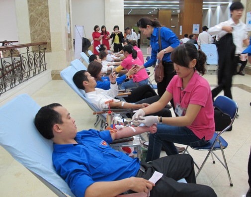 Đông đảo đoàn viên thanh niên các cơ sở đoàn trực thuộc Đoàn TN Agribank tham gia hiến máu nhân đạo
