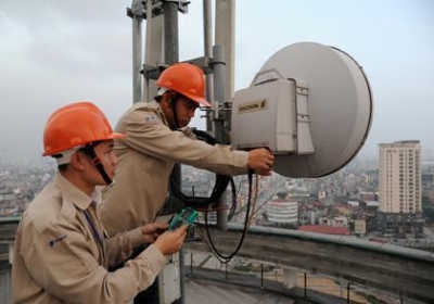 Kỹ sư Công ty Thông tin di động - VMS triển khai lắp đặt mới thiết bị trạm BTS.  Ảnh: Trần Hải