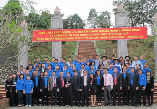 Các đại biểu tham gia chương trình về nguồn gắn với Tết trồng cây “Đời đời nhớ ơn Bác Hồ” tại du di tích ATK, Định Hóa, Thái Nguyên do Đoàn Khối tổ chức