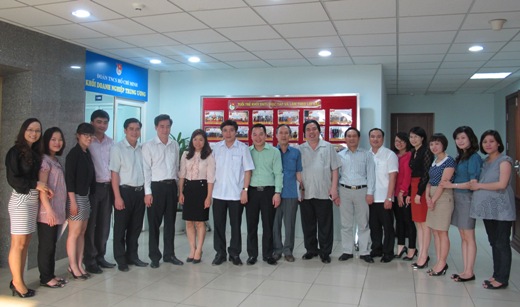 Tập thể Thường trực và đại diện lãnh đạo các Ban Đảng ủy Khối chụp ảnh lưu niệm với Ban Thường vụ và Cơ quan Đoàn Khối