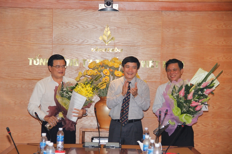 Đồng chí Bí thư Đảng ủy Khối trao quyết định cho đồng chí Vũ Văn Cường và đồng chí Trần Sơn Châu