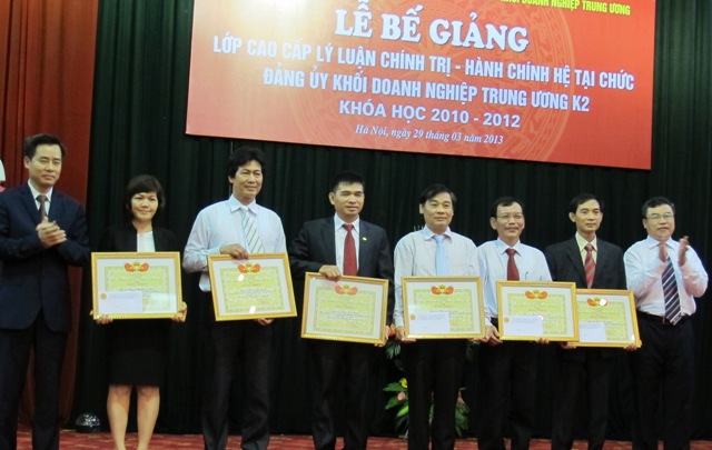 Ban chỉ đạo lớp học tặng bằng khen cho 7 cá nhân có thành tích xuất sắc trong học tập