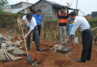 Khởi công nhà tình thương được tài trợ từ đóng góp của thanh niên Công ty Xăng dầu Nam Tây Nguyên. Ảnh: VGP/Quốc Đạt