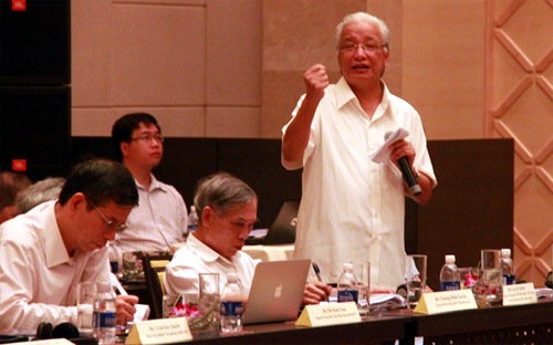 Ông Cao Sỹ Kiêm, nguyên Thống đốc Ngân hàng Nhà nước, phát biểu tại Diễn đàn Kinh tế Mùa xuân 2013