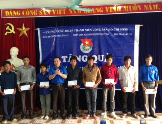 Đ/c Hồ Xuân Trường, Ủy viên BTV Trung ương Đoàn, Bí thư Đoàn Khối Doanh nghiệp Trung ương thăm và trao kinh phí hỗ trợ gia đình các đồng chí đoàn viên gặp khó khăn của huyện Mường Khương, tỉnh Lào Cai