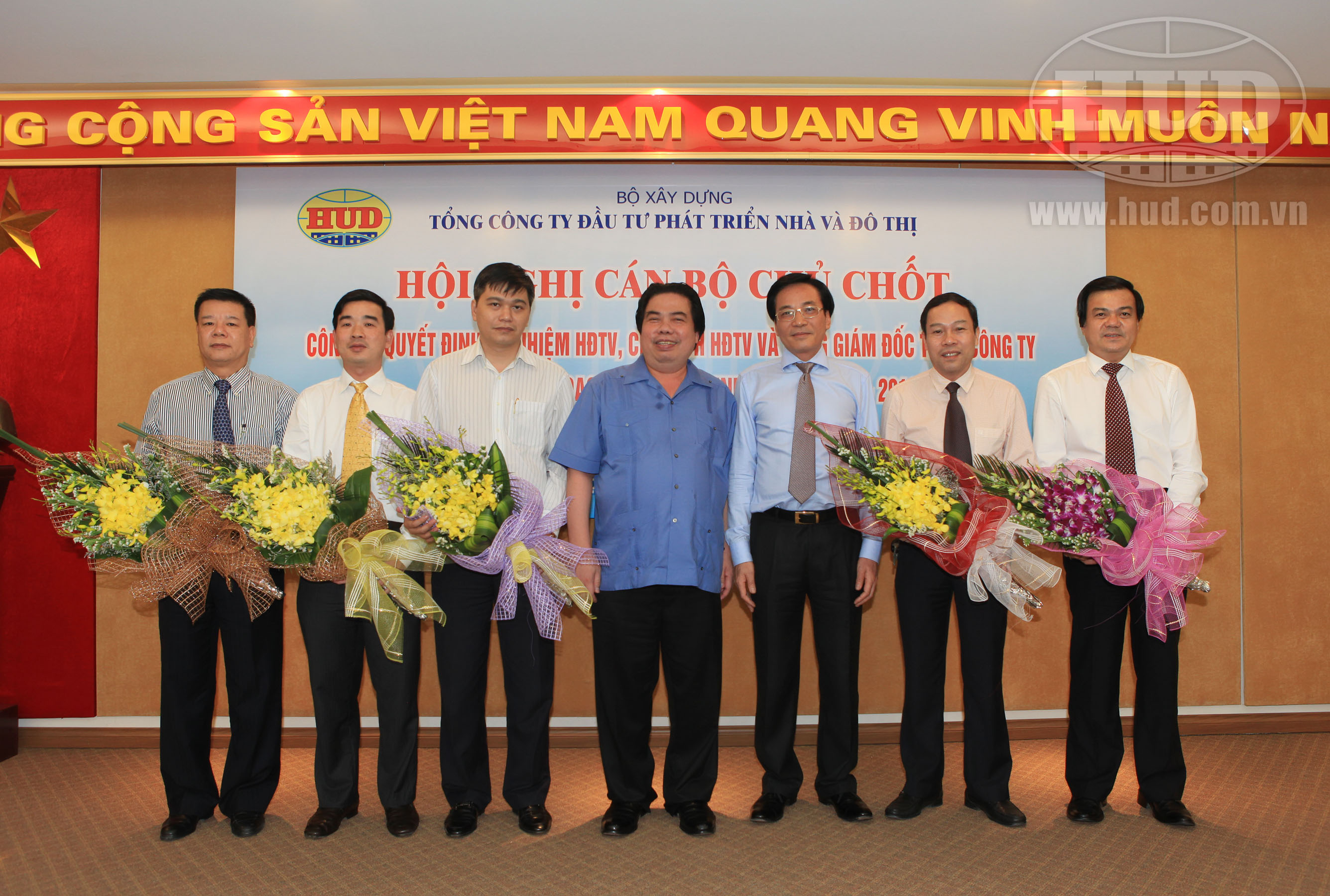 Đồng chí Bùi Đức Lợi và đồng chí Trần Văn Sơn tặng hoa chúc mừng các các đồ