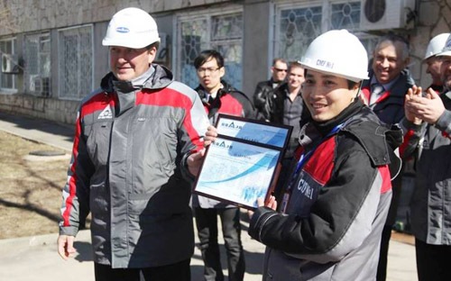 Một cán bộ Việt Nam học về quản lý và vận hành nhà máy điện hạt nhân đang nhận giấy phép lao động tại Nga