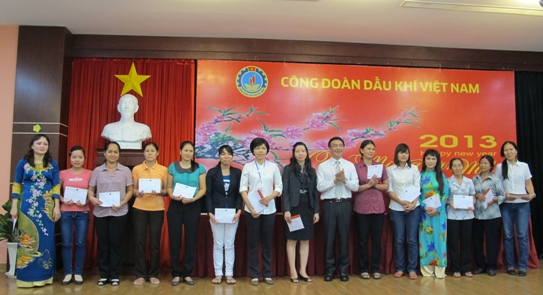 Công đoàn Dầu khí tặng quà giúp đỡ những chị em phụ nữ có hoàn cảnh khó khăn nhân dịp Tết Quý Tỵ - 2013 (Ảnh Thanh Loan))