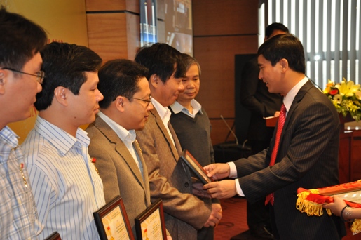 Bí thư Trung ương Đoàn Dương Văn An trao Kỷ niệm chương 