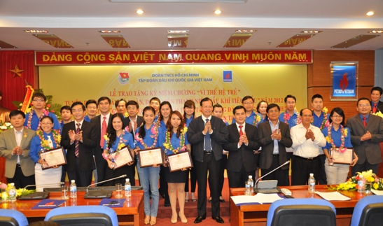 Tuyên dương các gương mặt cán bộ Đoàn, đoàn viên tiêu biểu