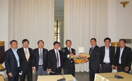 Đoàn lãnh đạo VRG chúc tết ngài Nguon Nhel. Ành: Thế Phong