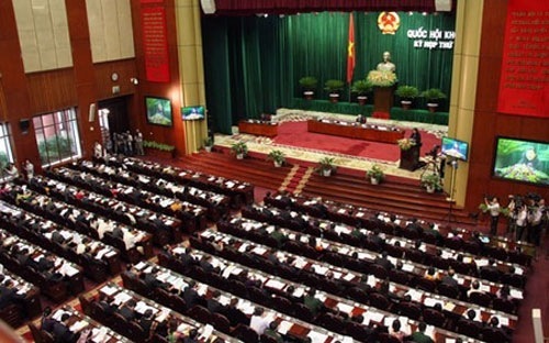 Theo ý kiến của một số vị đại biểu, trước khi lấy phiếu phải thảo luận tạo sự thống nhất trong nhận thức, tức là phải công khai minh bạch cho toàn dân được biết. Nên việc thảo luận ở tổ rồi ra hội trường bỏ phiếu công khai chưa đáp ứng được yêu cầu này.