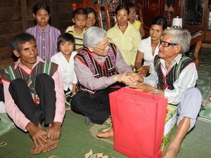 Tổng Bí thư Nguyễn Phú Trọng thăm và tặng quà Già làng Điểu L Winh, thôn Bon Bun Đơr, xã Quảng Tâm, huyện Tuy Đức, Đắk Nông.