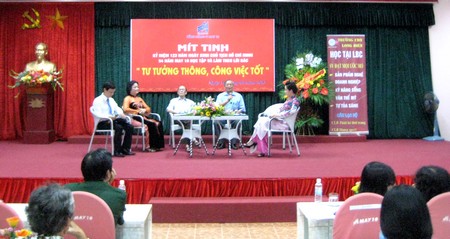 Các đồng chí nguyên là cán bộ, công nhân viên Tổng Công ty May 10 giao lưu tại buổi mít tinh