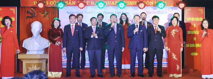 Tốp ca “Bác đang cùng chúng cháu hành quân”.