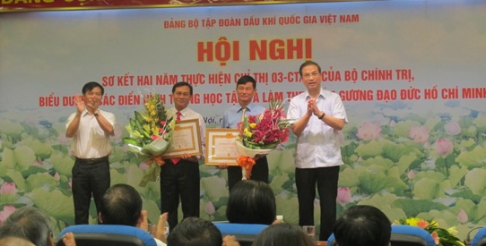 Đồng chí Bùi Thế Đức và Bùi Văn Thạch cũng đã gắn huy hiệu 40 năm tuổi Đảng cho 02 đồng chí đang công tác tại Vietsovpetro