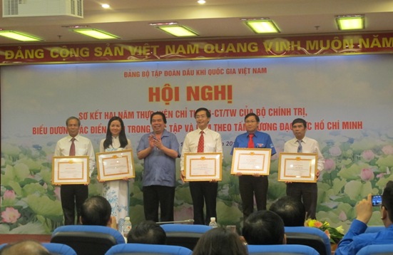 Phó Bí thư Đảng ủy Khối doanh nghiệp Trung ương Bùi Đức Lợi tặng bằng khen của Đảng ủy Khối cho các tập thể và cá nhân