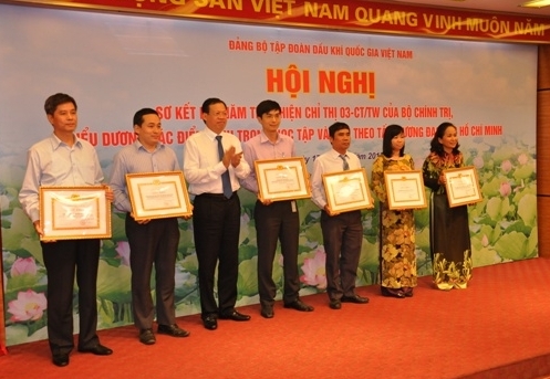 Chủ tịch HĐTV PVN Phùng Đình Thực trao Giấy khen của Đảng ủy Tập đoàn cho các tập thể