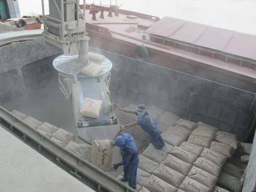 Bốc xếp ximăng tại Công ty ximăng Hoàng Thạch