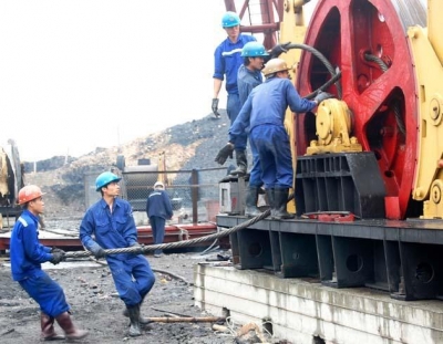 Cán bộ, công nhân Công ty Xây dựng mỏ Hầm lò 1 lắp đặt hệ thống tời, tháp giếng chuẩn bị đào lò giếng đứng mỏ Núi Béo