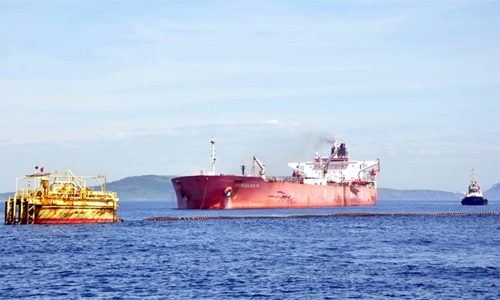 Tàu vận chuyển lô dầu thứ 300 vận hành bơm dầu tại phao rót dầu một điểm neo SPM Nhà máy Lọc dầu Dung Quất