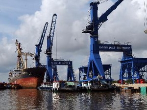 Cảng Sài Gòn - Hiệp Phước tiếp nhận và bốc xếp hàng hóa.