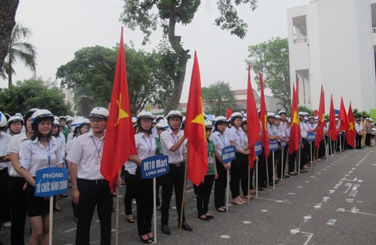 Toàn thể cán bộ công nhân viên May 10 đều được phát tặng mũ bảo hiểm đạt chất lượng